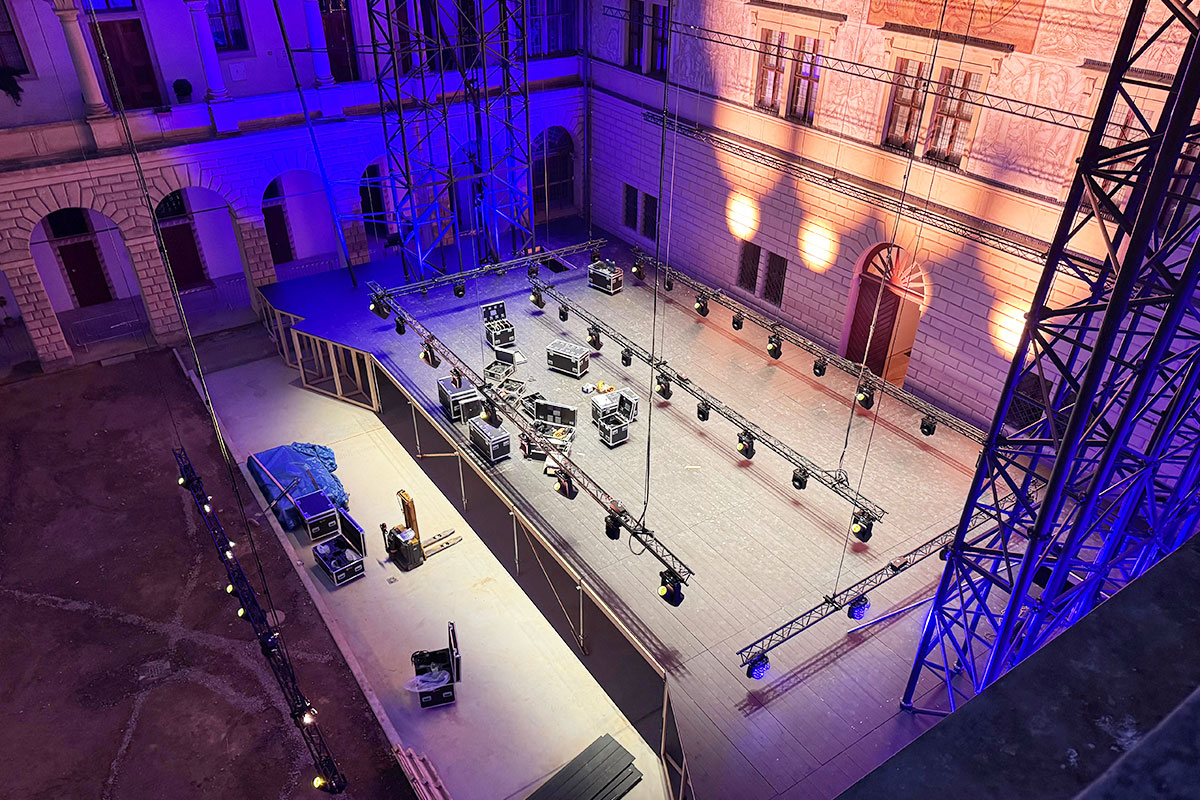 Příprava nového světelného parku pro festival Smetanova Litomyšl 2025