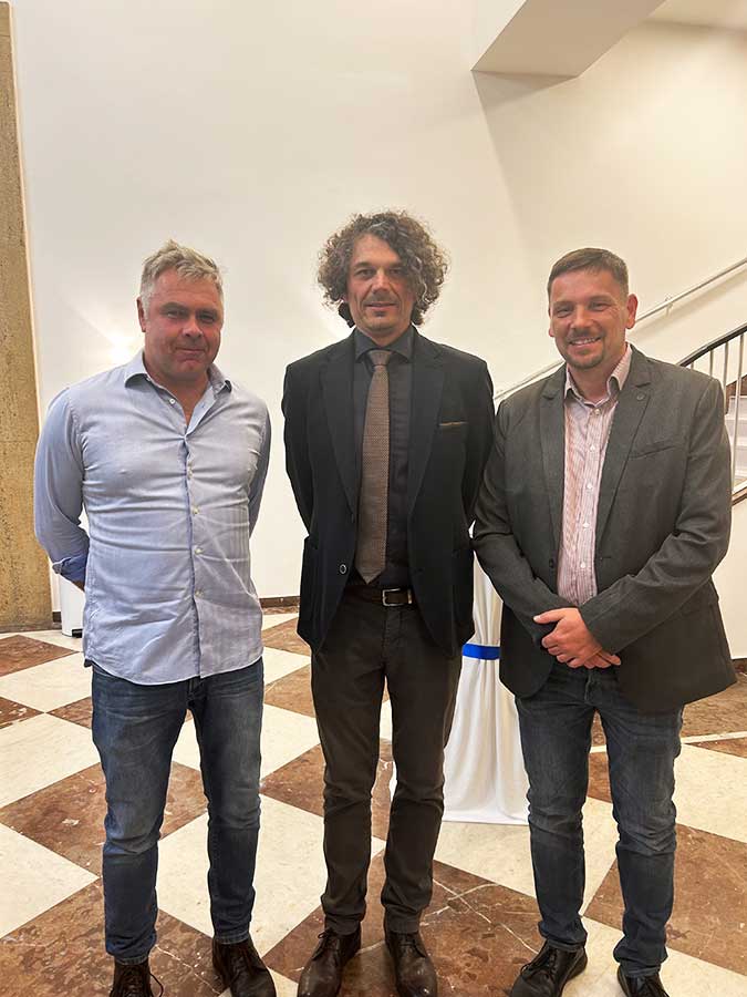 Jan Kvasnička, ředitel Domu kultury, Pavel Lenoch, jednatel firmy LightNeq s.r.o. a Oldřich Horský, jednatel firmy Primaton CZ